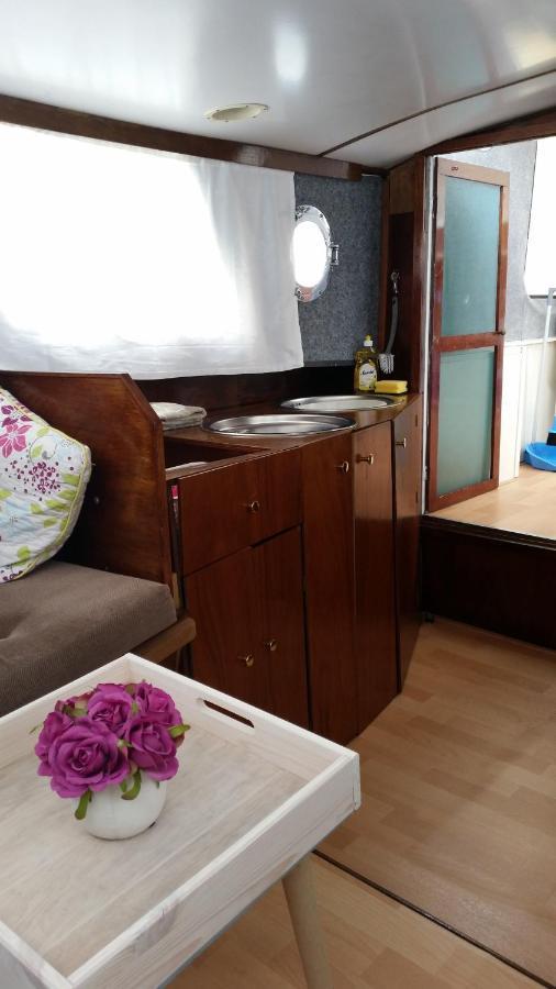 Jutrijp Boat Ella - Kamperen Op Het Water -Niet Om Mee Te Varen -Read Host Profile-Lees Hostprofiel מראה חיצוני תמונה
