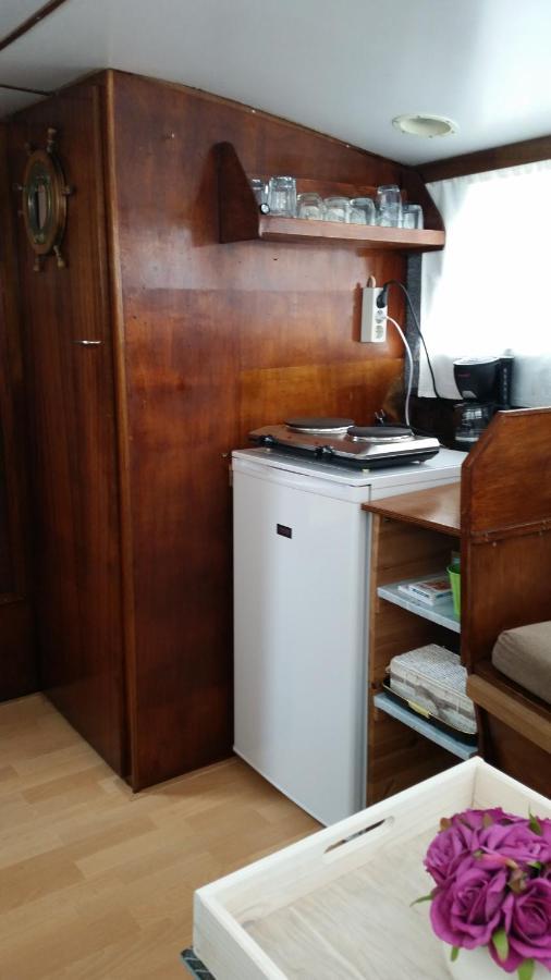 Jutrijp Boat Ella - Kamperen Op Het Water -Niet Om Mee Te Varen -Read Host Profile-Lees Hostprofiel מראה חיצוני תמונה