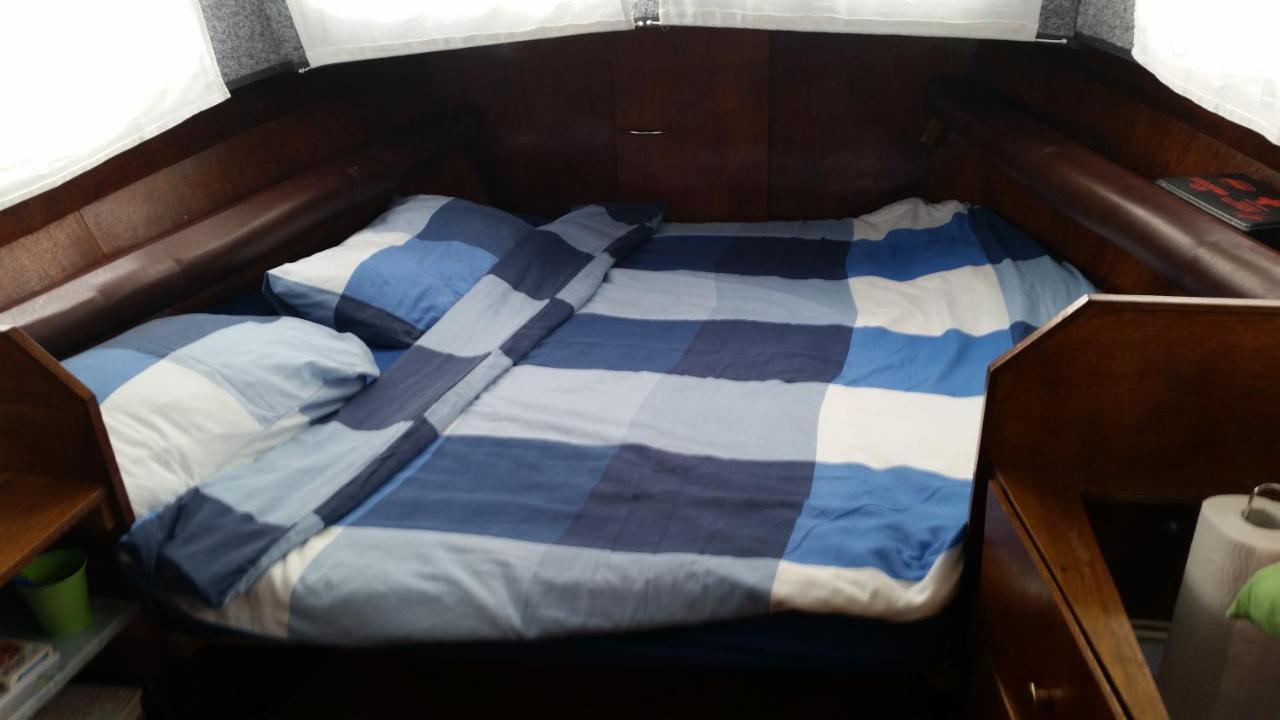 Jutrijp Boat Ella - Kamperen Op Het Water -Niet Om Mee Te Varen -Read Host Profile-Lees Hostprofiel מראה חיצוני תמונה