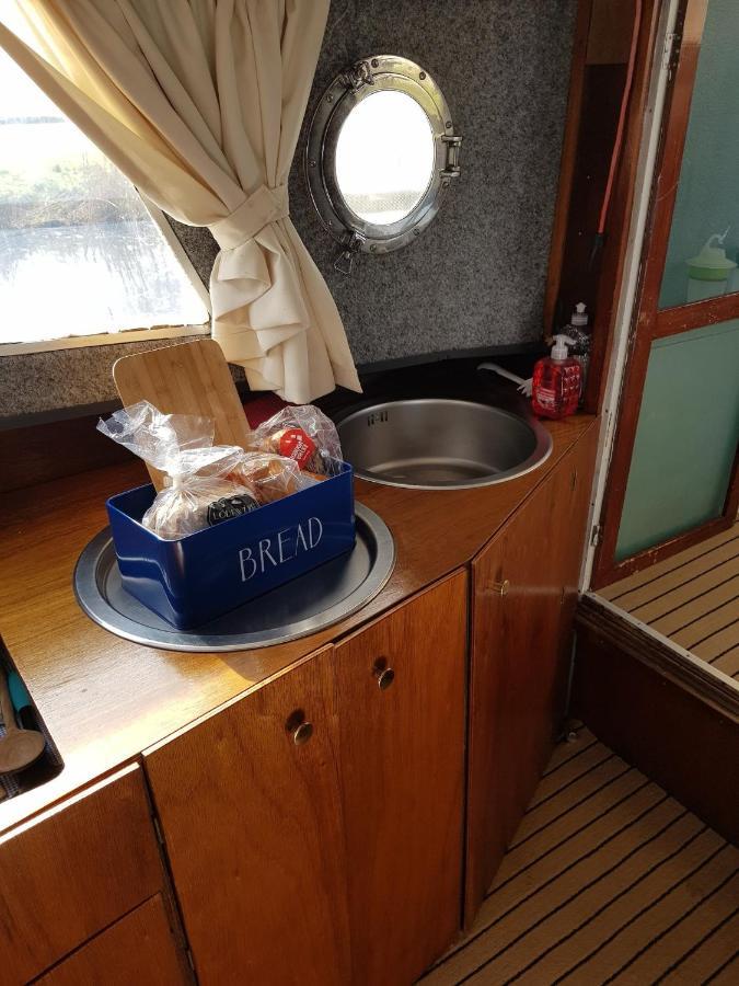 Jutrijp Boat Ella - Kamperen Op Het Water -Niet Om Mee Te Varen -Read Host Profile-Lees Hostprofiel מראה חיצוני תמונה