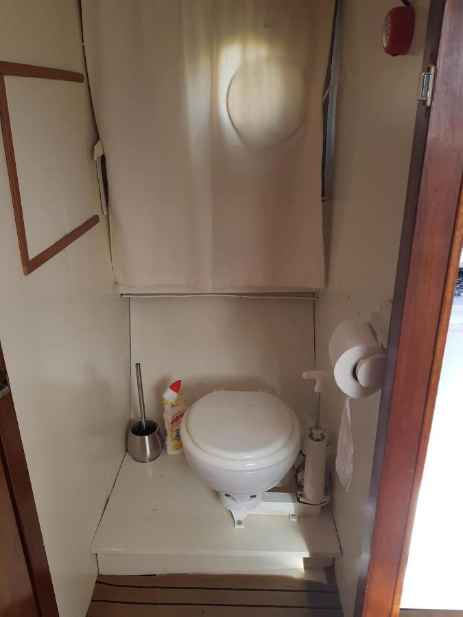Jutrijp Boat Ella - Kamperen Op Het Water -Niet Om Mee Te Varen -Read Host Profile-Lees Hostprofiel מראה חיצוני תמונה